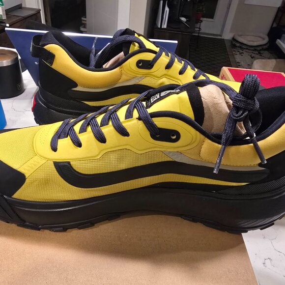 NEW VANS MTE Crosspath Yellow Black Hiking Shoes Men's 12 VN000CVUYLW NEW - Picture 3 of 10